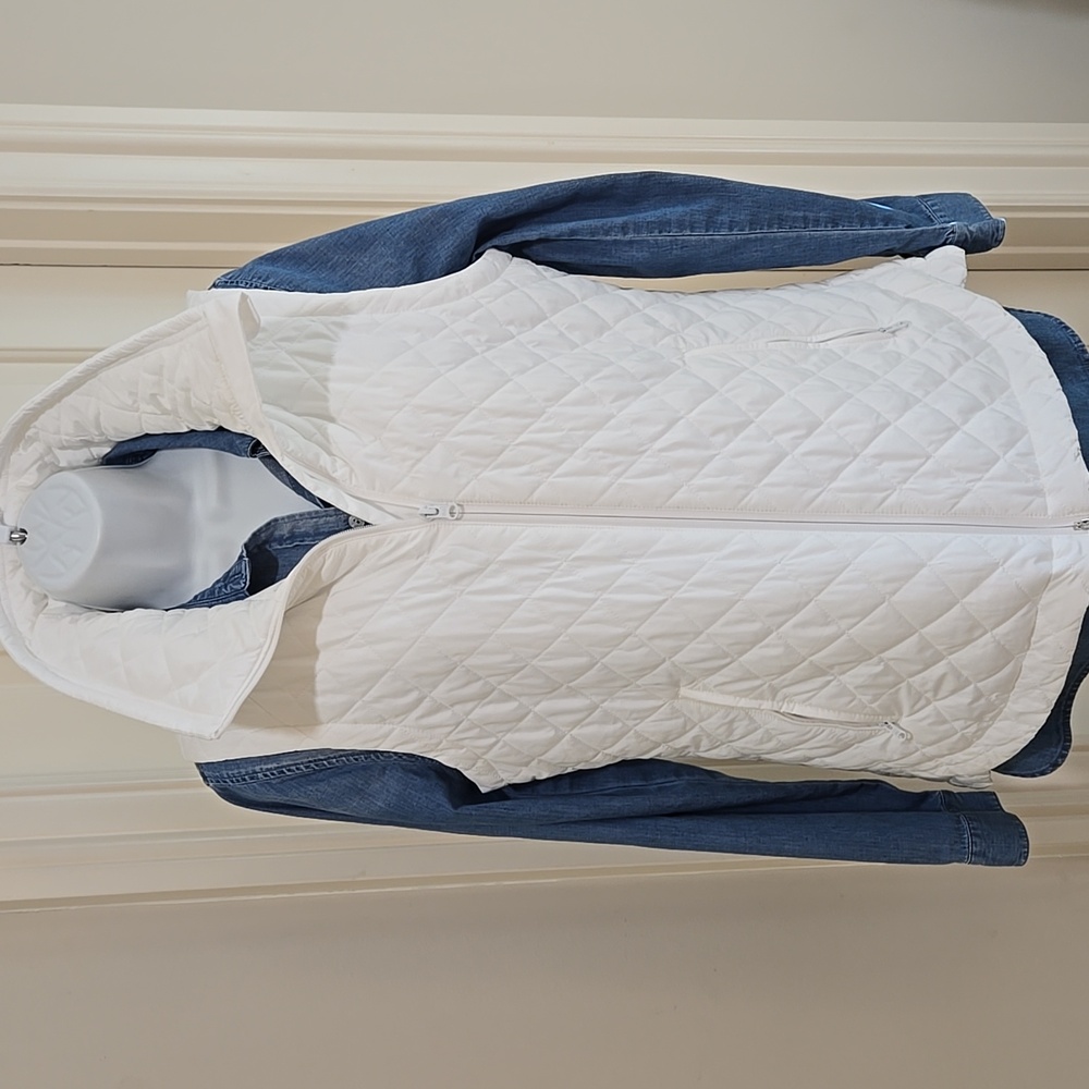 T By Talbots White Quilted Zip Up Vest Side Pockets Size Medium EUC